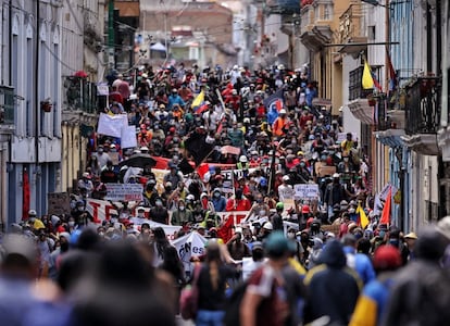 Centenares de ciudadanos salen a las calles de Quito (Ecuador) para protestar por las reformas anunciadas por el Gobierno para hacer frente a la crisis del coronavirus.