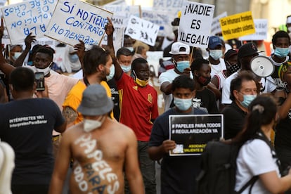 Manifestantes en una protesta en Madrid para reclamar la regularización de inmigrantes, el pasado julio. 