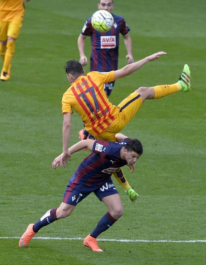 Ander Capa durante una jugada con Munir.