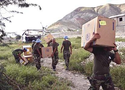 Tropas de Naciones Unidas descargan suministros médicos en un hospital de campaña, montado en el Instituto de Gonaives, al norte de Haití.