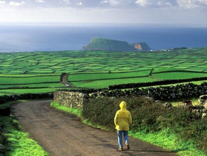 Un hombre paseando por Isla Terceira, en el archipi&eacute;lago portugu&eacute;s de las Azores.