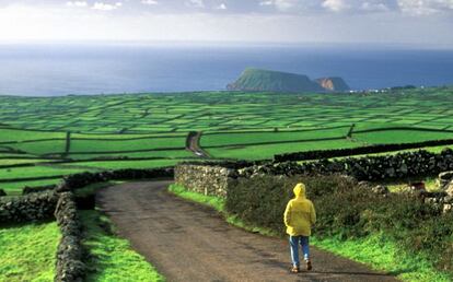 Un hombre paseando por Isla Terceira, en el archipiélago portugués de las Azores.