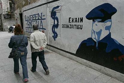 Mural a favor de ETA y de la independencia de Euskadi, pintado en el centro de Hernani (Gipuzkoa).