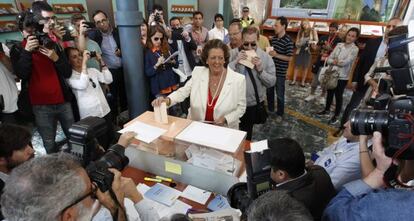 Rita Barberá, votando en su colegio electoral.