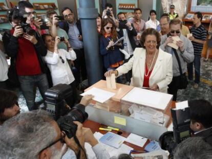 Rita Barberá, votando en su colegio electoral.