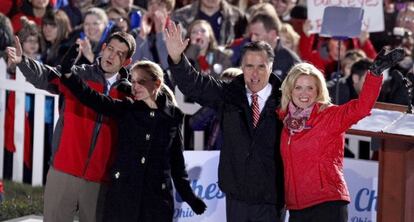Romney y su esposa junto a Ryan y su mujer, en Ohio.