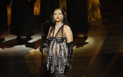 La cantante Rihanna interpretando la canción  'Lift Me Up', con la que competía al Oscar a mejor canción original. 