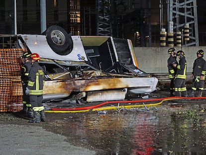 Un equipo de bomberos trabaja junto al autobús siniestrado en Mestre (Italia) el pasado martes.