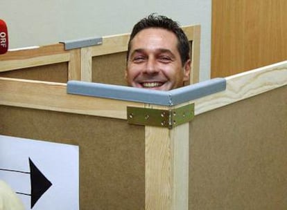 El candidato por el Partido Liberal (FPÖ), Heinz-Christian Strache, se asoma por encima de una cabina de voto en un colegio electoral en Viena.