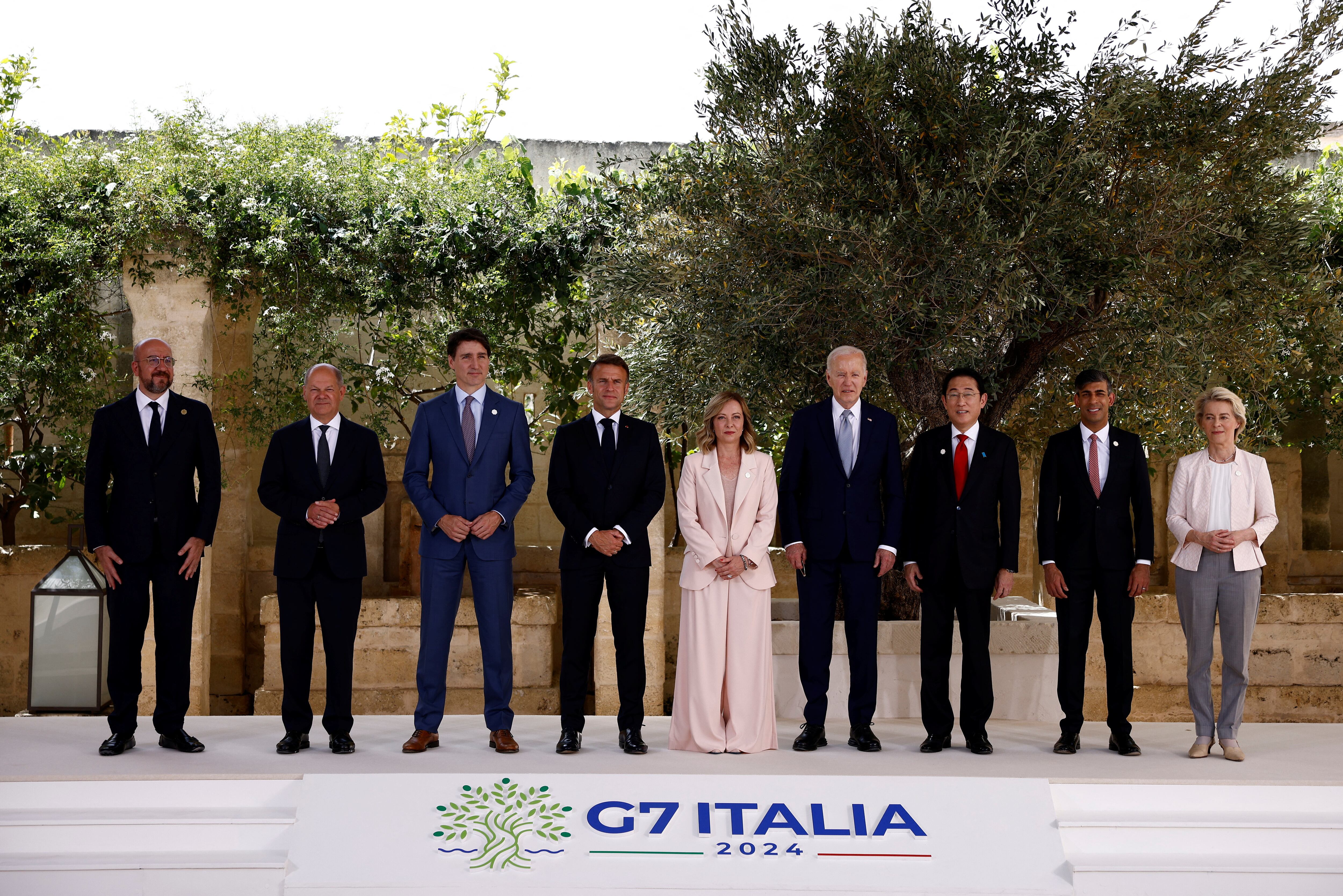 Foto de familia del G-7. De izquierda a derecha, Charles Michel, presidente del Consejo Europeo; Olaf Scholz, canciller alemán; Justin Trudeau, primer ministro canadiense; Emmanuel Macron, presidente francés; Giorgia Melonia, primera ministra italiana y anfitriona de la cumbre; Joe Biden, presidente de EE UU; Fumio Kishida, primer ministro japonés; Rishi Sunak, primer ministro del Reino Unido y Ursula von der Leyen, presidenta de la Comisión Europea. 