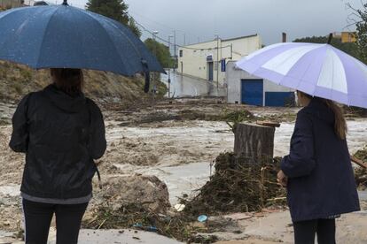 Vecinos observan el desbordamiento del río Clariano a su paso por Ontinyent (Valencia).