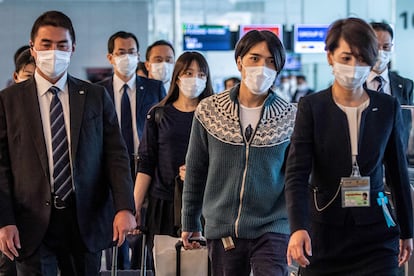 Mako Komuro, exprincesa de Japón, junto a su marido Kei Komuro en su salida a Nueva York desde el aeropuerto internacional de Haneda, Tokio.