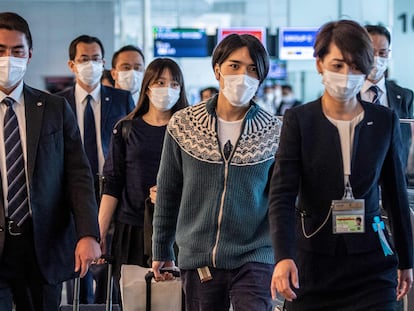 Mako Komuro, exprincesa de Japón, junto a su marido Kei Komuro en su salida a Nueva York desde el aeropuerto internacional de Haneda, Tokio.