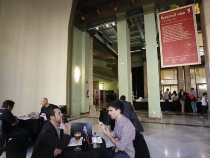 J&oacute;venes autores explican sus proyectos a editores en el C&iacute;rculo de Bellas Artes de Madrid.