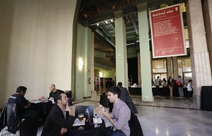Jóvenes autores explican sus proyectos a editores en el Círculo de Bellas Artes de Madrid.