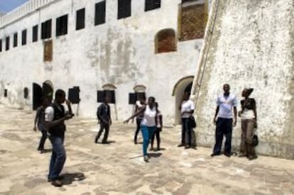 Interior del fuerte de Elmina, en Ghana; el presidente de Estados Unidos, Barack Obama visitó la fortificación en 2009.