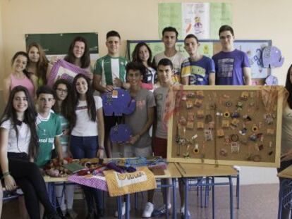 Los alumnos de una clase de cuarto de ESO del Instituto Torreblanca de Sevilla venden productos fabricados en India de una ONG.