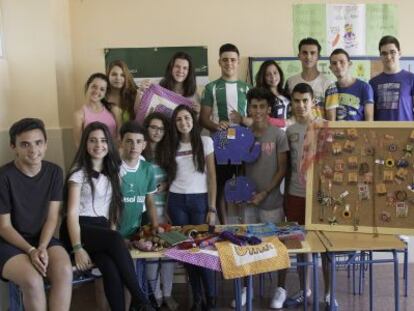 Los alumnos de una clase de cuarto de ESO del Instituto Torreblanca de Sevilla venden productos fabricados en India de una ONG.