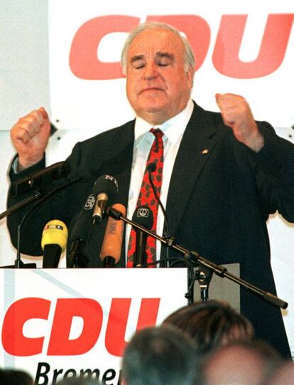 El ex canciller alemán Helmut Kohl se dirige a sus seguidores, en su mayoría militantes de base de la CDU, el 21 de enero del 2000, en Bremen (Alemania).