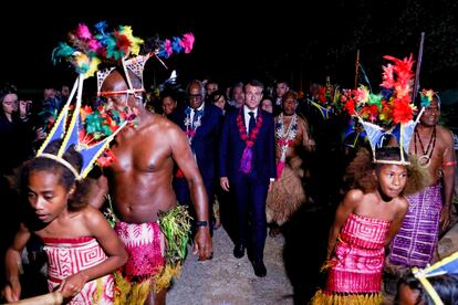 Macron (centro) es recibido por residentes locales en Port Vila capital de Vanuatu, este jueves. 