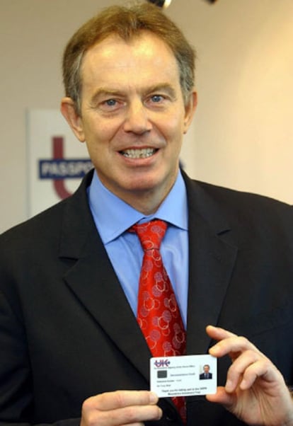 Tony Blair muestra su nuevo pasaporte con información biométrica.