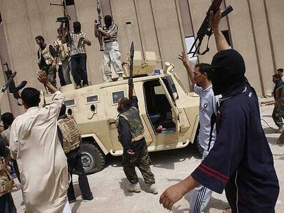 Militantes del Ejército del Mahdi celebran la toma de la sede del canal de televisión Al Iraqiya en Basora.