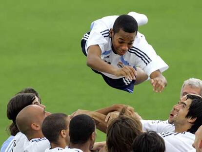 Robinho es manteado por sus compañeros del Madrid en su primer entrenamiento.
