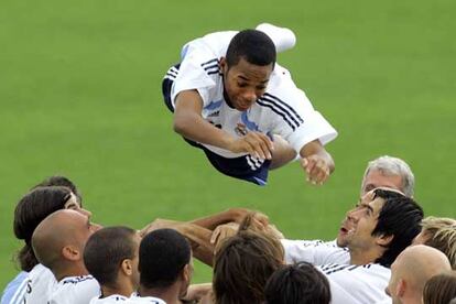 Robinho es manteado por sus compañeros del Madrid en su primer entrenamiento.