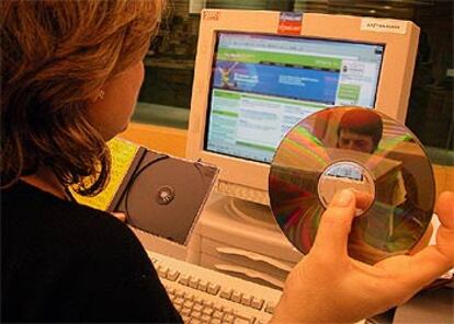 Una usuaria se dispone a bajarse una canción de MP3 a su ordenador.