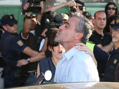 El alcalde de Estepona, Antonio Barrientos, lanza un beso a un grupo de vecinos que le apoyaban al salir del juzgado hacia la cárcel.