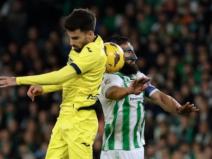 Baena y Fekir pelean por un balón aéreo.