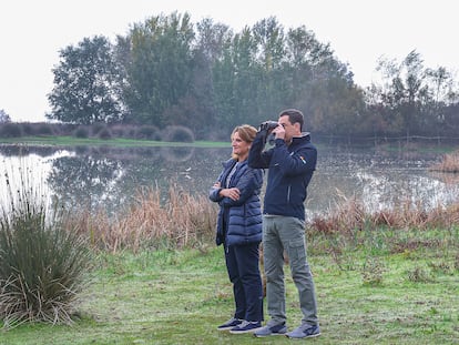 El presidente andaluz, Juanma Moreno y la vicepresidenta tercera del Gobierno y ministra para la Transición Ecológica y el Reto Demográfico, Teresa Ribera, durante su visita este lunes a las Marismas del Rocío en el Parque Nacional de Doñana.