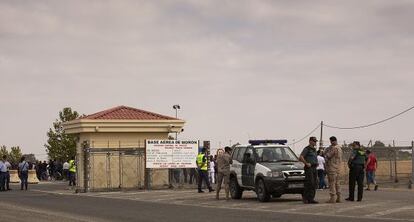 Agentes de la Guardia Civil en la base de Mor&oacute;n, tras una protesta.