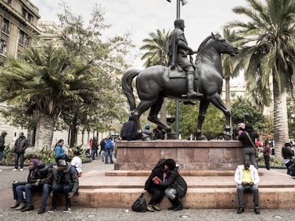 Inmigrantes haitianos en la Plaza de Armas de Santiago de Chile.