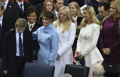 La primera dama de Estados Unidos, Melania Trump, eligió a Ralph Lauren para inaugurar la legislatura de su esposo, Donald Trump. La eslovena escogió un vestido azul bebé de cachemira, inspirado en la exprimera dama Jackie Kennedy que mostró a primera hora de la mañana en el servicio religioso y su posterior llegada a la Casa Blanca. A conjunto, un abrigo torero, bolso, guantes y zapatos.