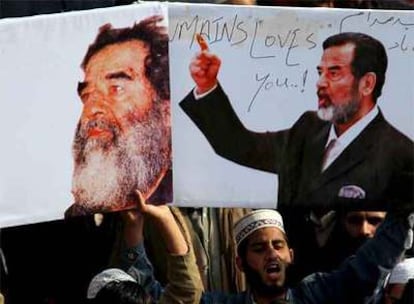 Musulmanes indios posan con carteles de Sadam Husein y gritan consignas en contra de George W. Bush ayer en la ciudad de Jammu, al norte de India.