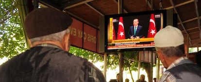 Kurdos escuchan el discurso de esta mañana del Erdogan.