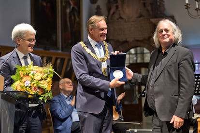 O prefeito de Leipzig, Burkhard Jung, entrega a Medalha Bach ao oboísta barroco Marcel Ponseele. À esquerda, Peter Wollny, diretor do Arquivo Bach.