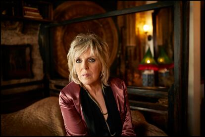 Lucinda Williams en una foto promocional tomada en agosto de 2022 en Nueva York.