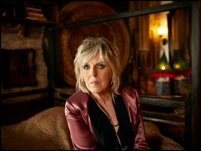 Lucinda Williams en una foto promocional tomada en agosto de 2022 en Nueva York.