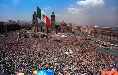 El Zócalo in Mexico City when receiving the EZLN command, on March 10, 2001.