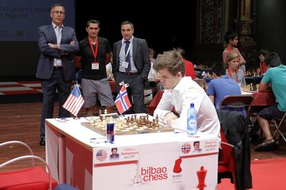 El entrenador del Athletic, Ernesto Valverde, en el centro, observa la partida de Carlsen acompañado de dos miembros de la organización del torneo, Juan Carlos Fernández y Juan José Ortiz