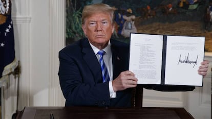 Donald Trump mostraba el decreto firmado con el que EE UU abandonó el pacto nuclear con Irán, en mayo de 2018 en la Casa Blanca.