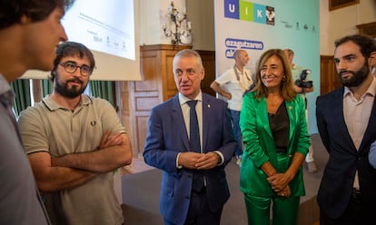 El lehendakari, Iñigo Urkullu, fotografiado con los alumnos, durante la clausura de un curso sobre los retos del federalismo organizado por la Universidad del País Vasco, este martes.