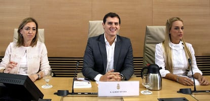 Carme Chac&oacute;n, Albert Rivera y Lilian Tintori, en el Congreso. 