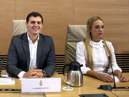 Carme Chac&oacute;n, Albert Rivera y Lilian Tintori, en el Congreso. 