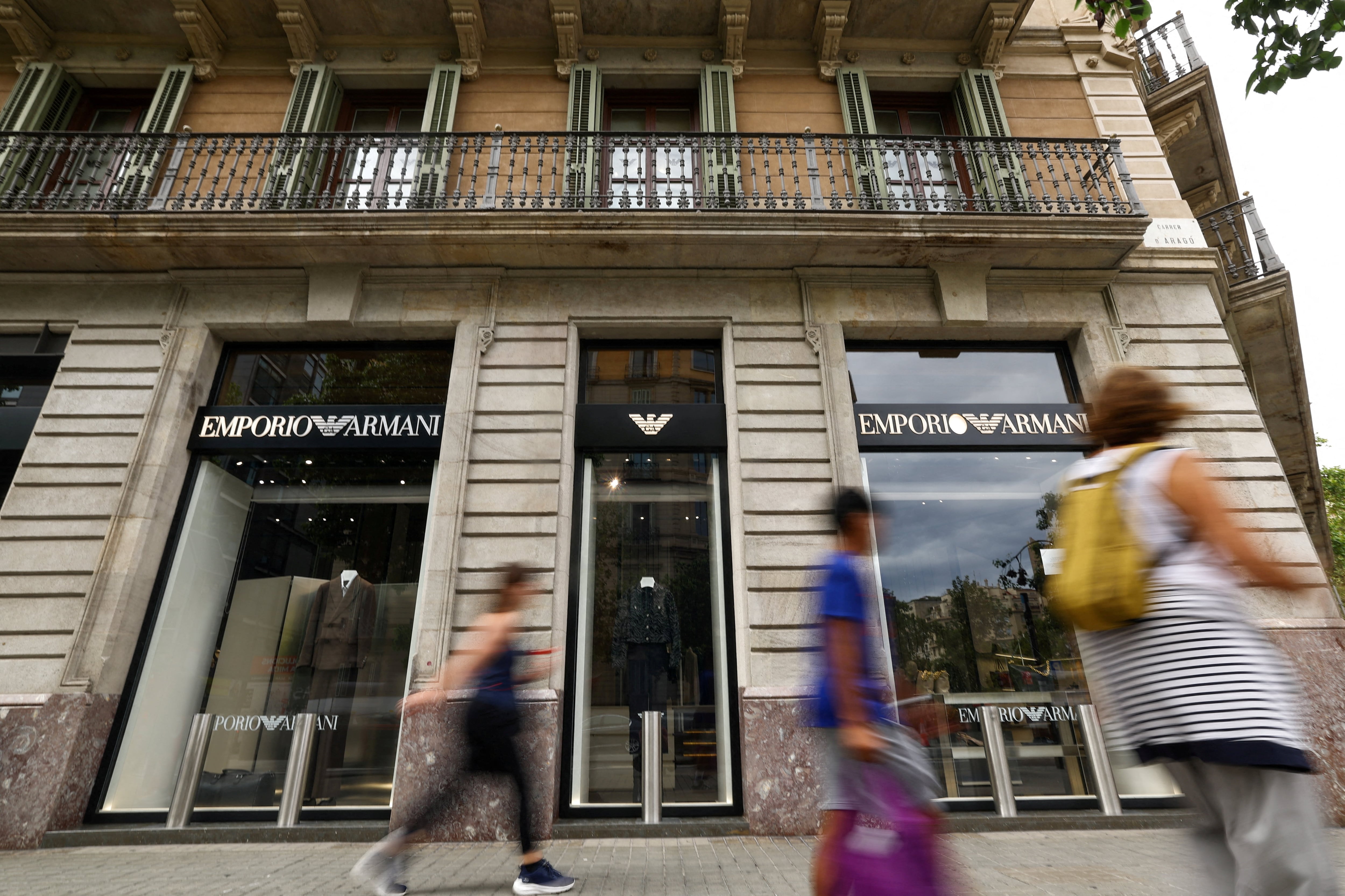 Tienda de Armani en Barcelona, cerrada por el fallecimiento de su fundador, el 8 de septiembre.