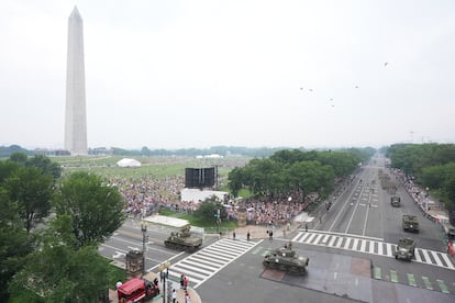 Una panorámica del desfile, con el Monumento a Washington a la izquierda.