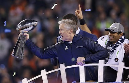 Pete Carroll, treinador de Seattle, segura o troféu de campeão da Super Bowl