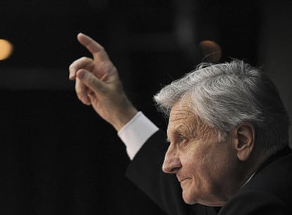 Jean-Claude Trichet se dirige a la prensa tras la reunión del consejo del BCE.